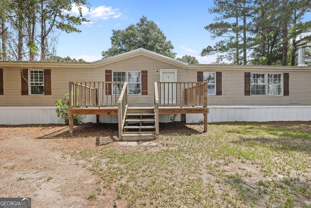 3 bedroom, 2 bathroom, 1,750 sq ft manufactured home,single family residence under contract at 176 Barn Road Circle, Jesup, GA 31545 — photo 8