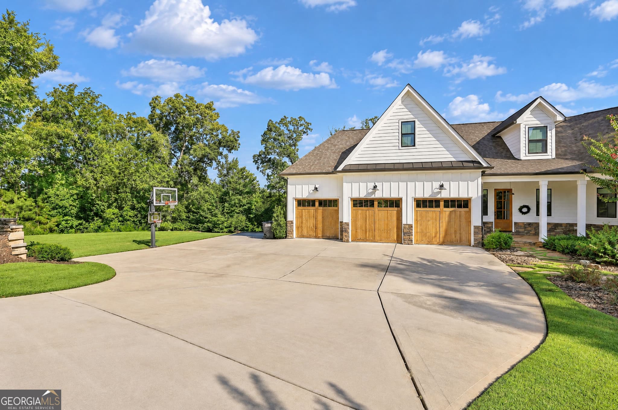6 bedroom, 6 bathroom, 6,717 sq ft single family residence for sale at 25 Paragon Point, Newnan, GA 30265 — photo 4
