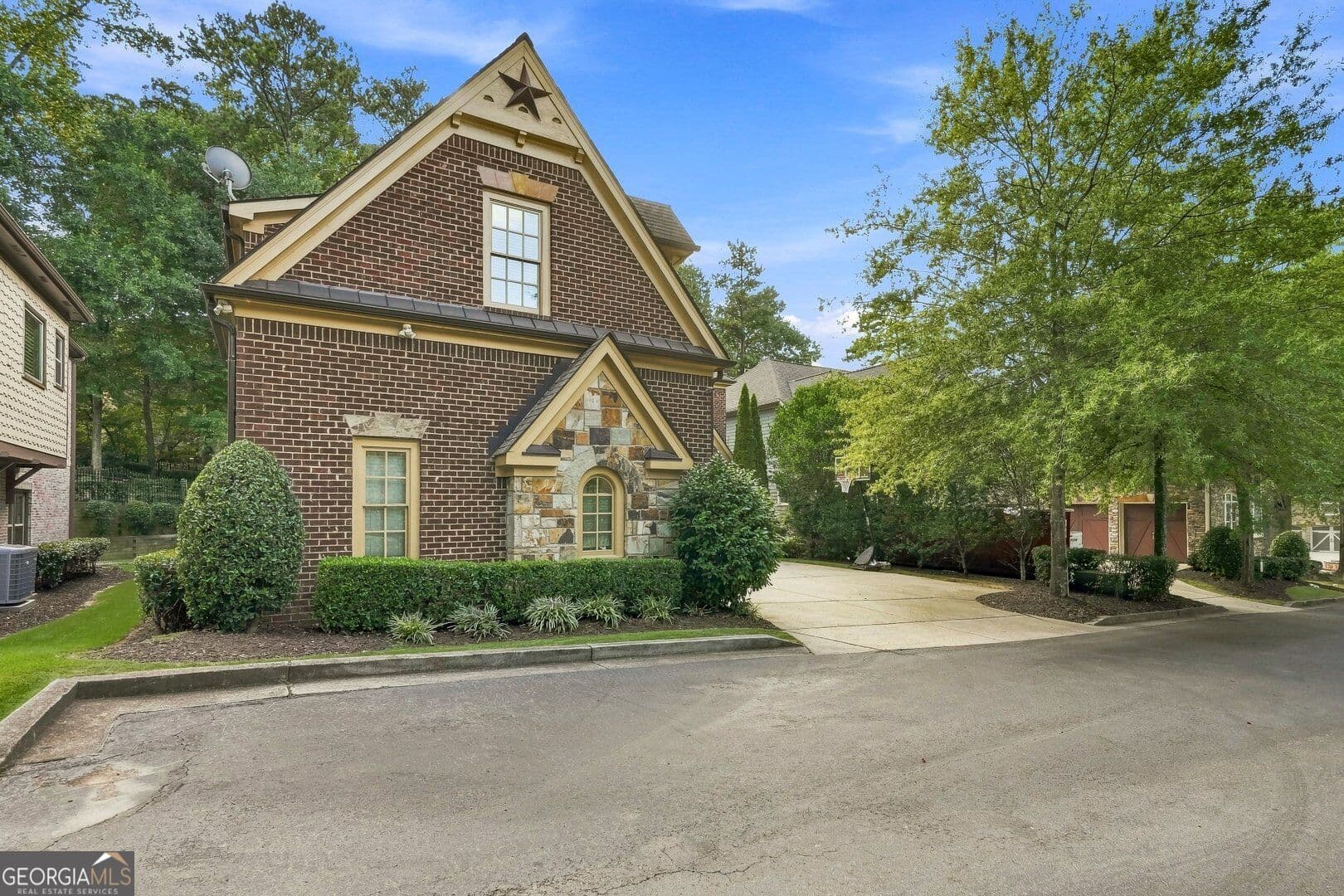 5 bedroom, 5.5 bathroom, 6,825 sq ft single family residence for sale at 10380 Royal Terrace, Johns Creek, GA 30022 — photo 3