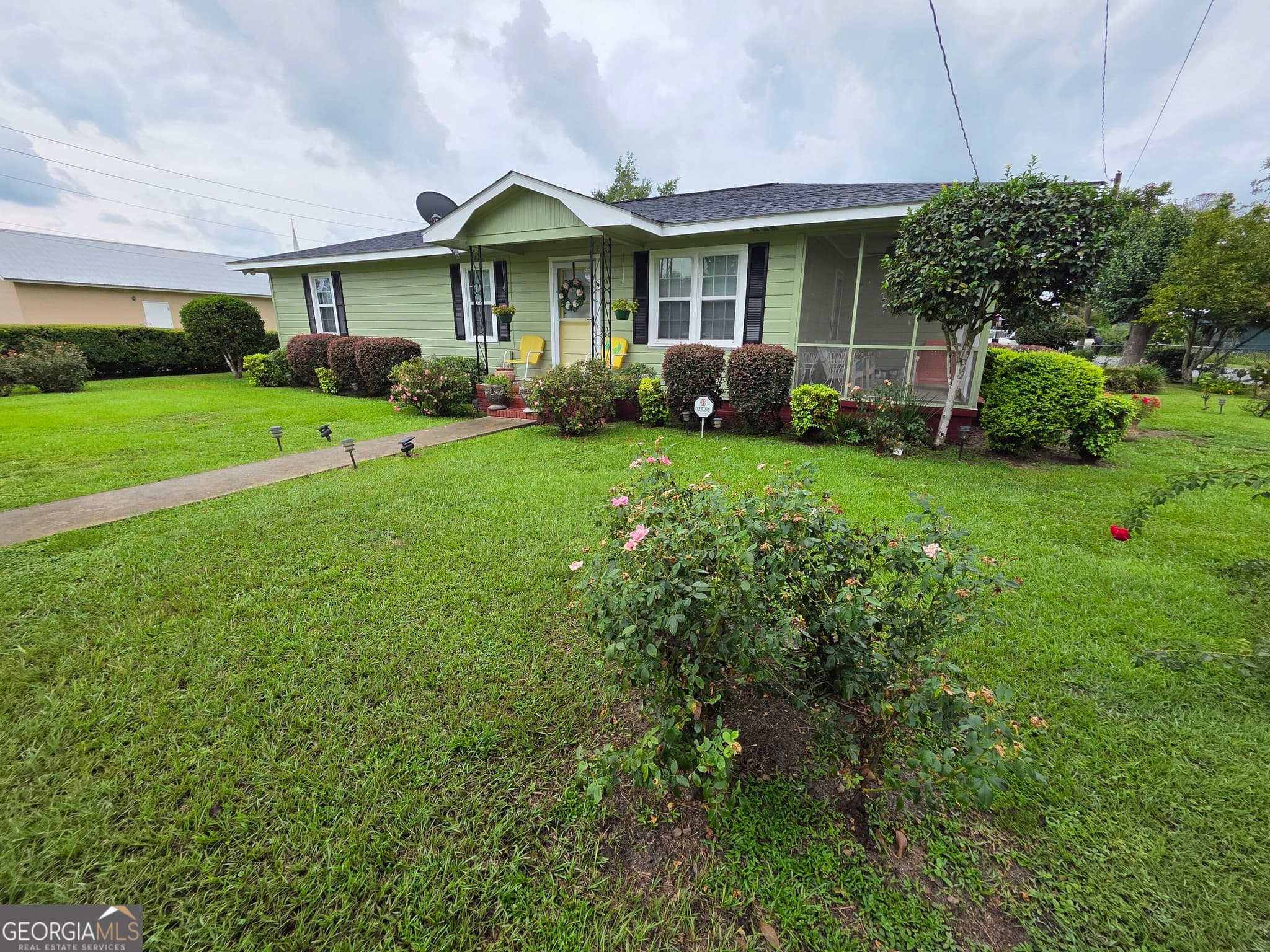 3 bedroom, 1 bathroom, 1,056 sq ft single family residence for sale at 9 Pecan Drive, Hazlehurst, GA 31539