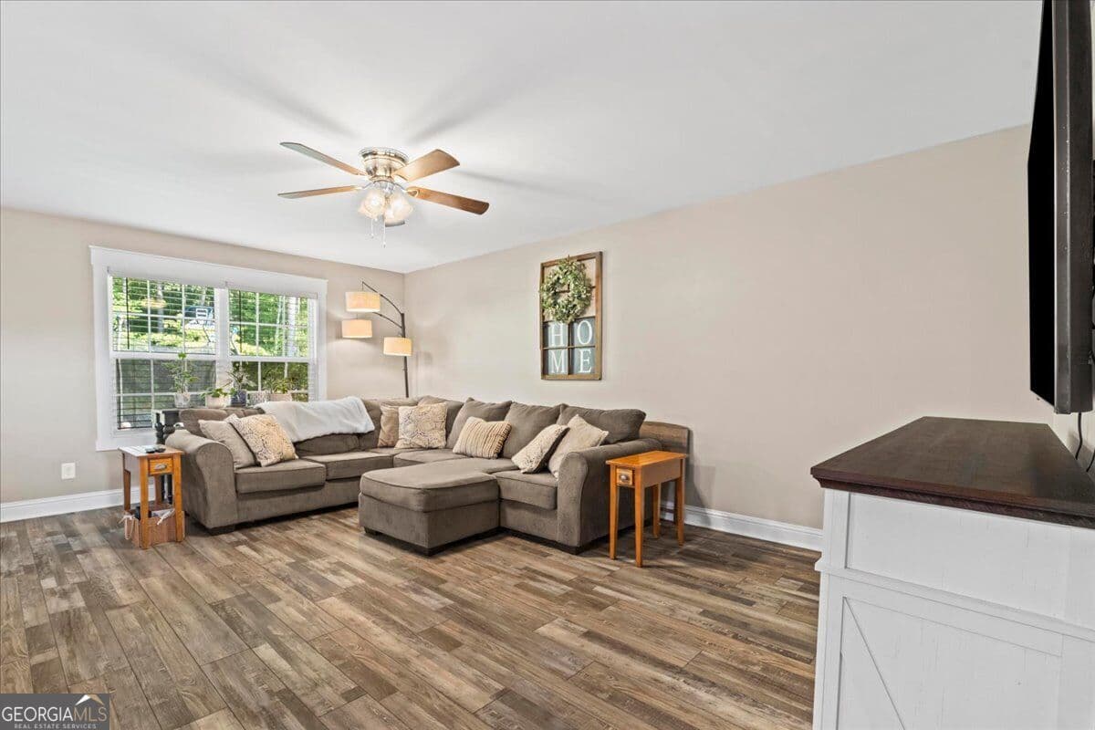 3 bedroom, 2.5 bathroom, 1,625 sq ft single family residence for sale at 3210 Crow Road, Dalton, GA 30721 — photo 3