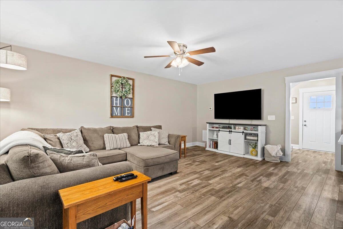 3 bedroom, 2.5 bathroom, 1,625 sq ft single family residence for sale at 3210 Crow Road, Dalton, GA 30721 — photo 4