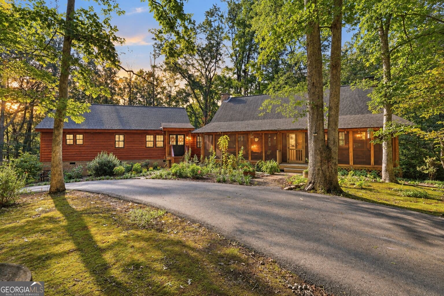 5 bedroom, 3 bathroom, 3,805 sq ft cabin,single family residence for sale at 282 Jarrett Manor Estates Road, Toccoa, GA 30577 — photo 2
