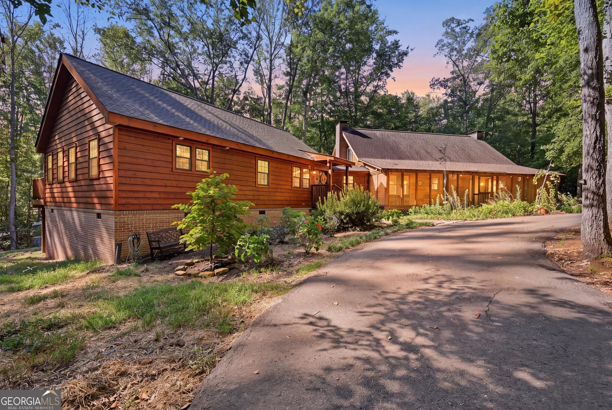 5 bedroom, 3 bathroom, 3,805 sq ft cabin,single family residence for sale at 282 Jarrett Manor Estates Road, Toccoa, GA 30577 — photo 1 of 102