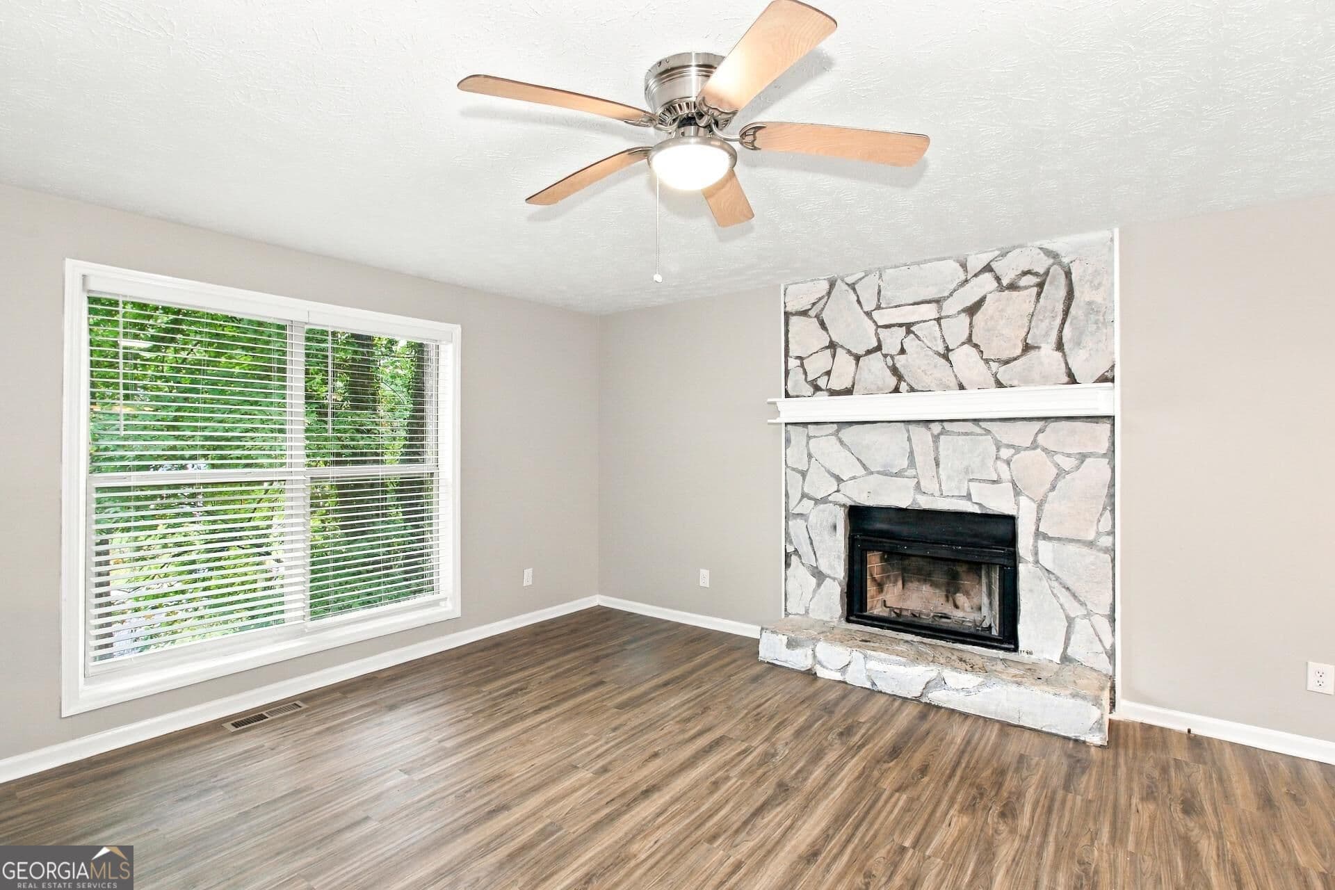 5 bedroom, 2 bathroom, 1,754 sq ft single family residence for sale at 6048 Matthew Lane, Douglasville, GA 30135 — photo 4