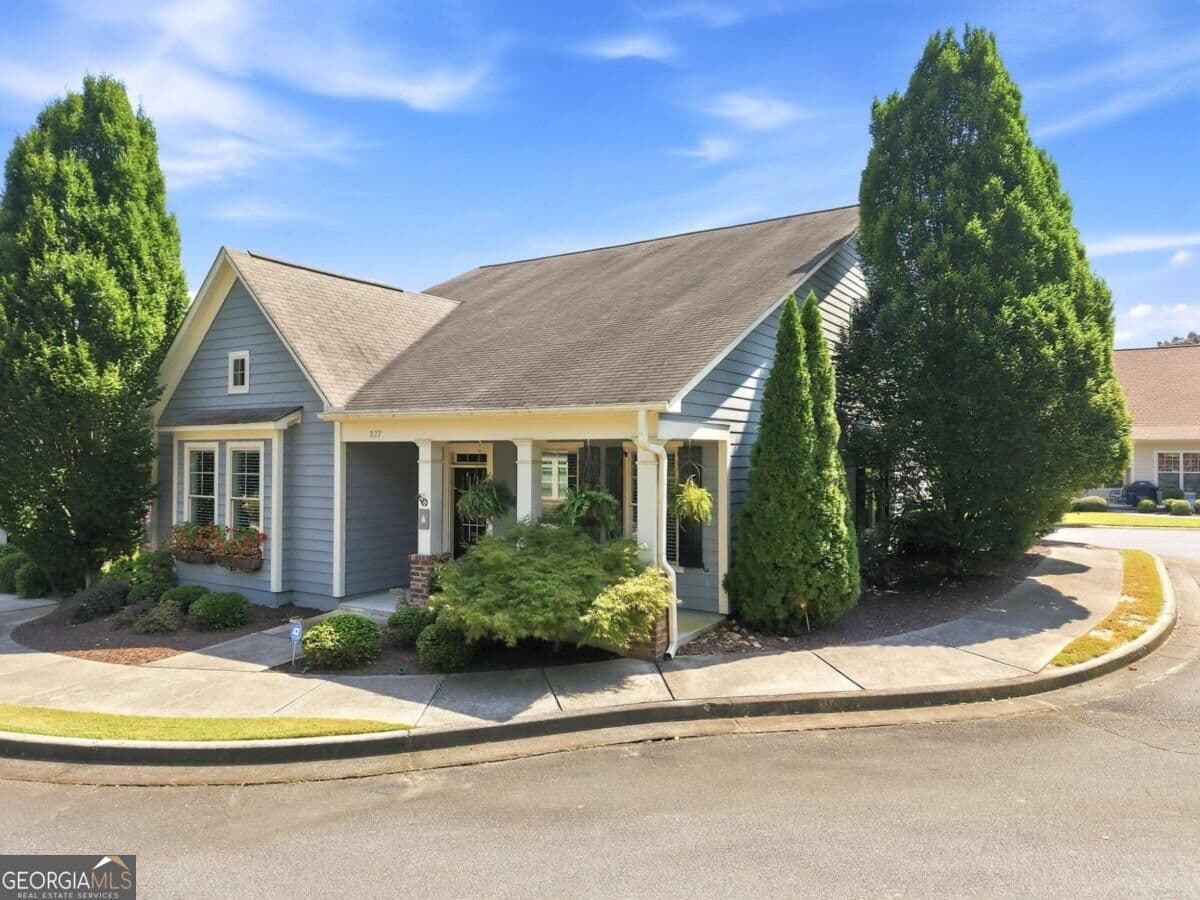 3 bedroom, 2.5 bathroom, 2,100 sq ft single family residence for sale at 827 Rockford Commons Drive, Marietta, GA 30064 — photo 2