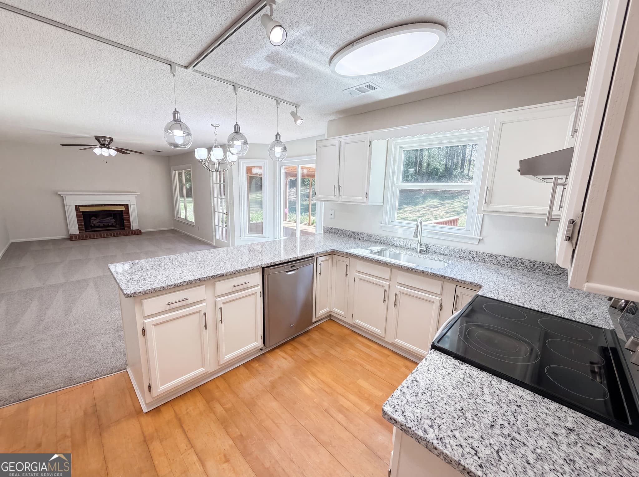 3 bedroom, 2.5 bathroom, 1,956 sq ft single family residence for sale at 1197 Parkwood Chase, Acworth, GA 30102 — photo 2