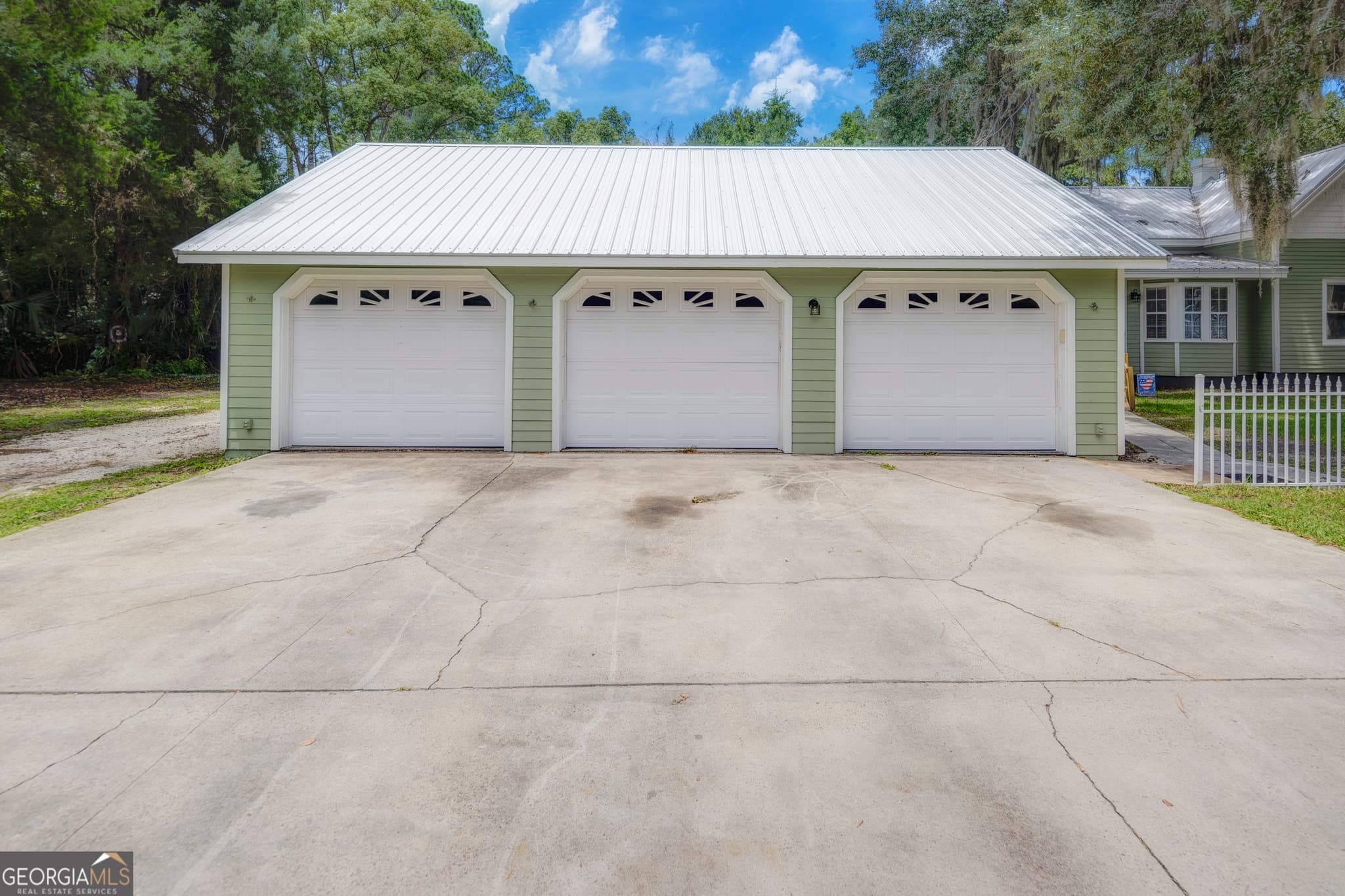 5 bedroom, 3.5 bathroom, 3,955 sq ft single family residence for sale at 290 E King Avenue, Kingsland, GA 31548 — photo 9