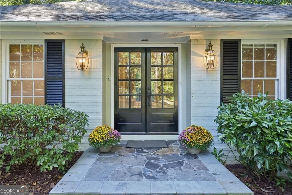 5 bedroom, 3 bathroom, 2,106 sq ft single family residence for rent at 4601 Club Circle, Atlanta, GA 30319 for $5,875 a month — photo 2