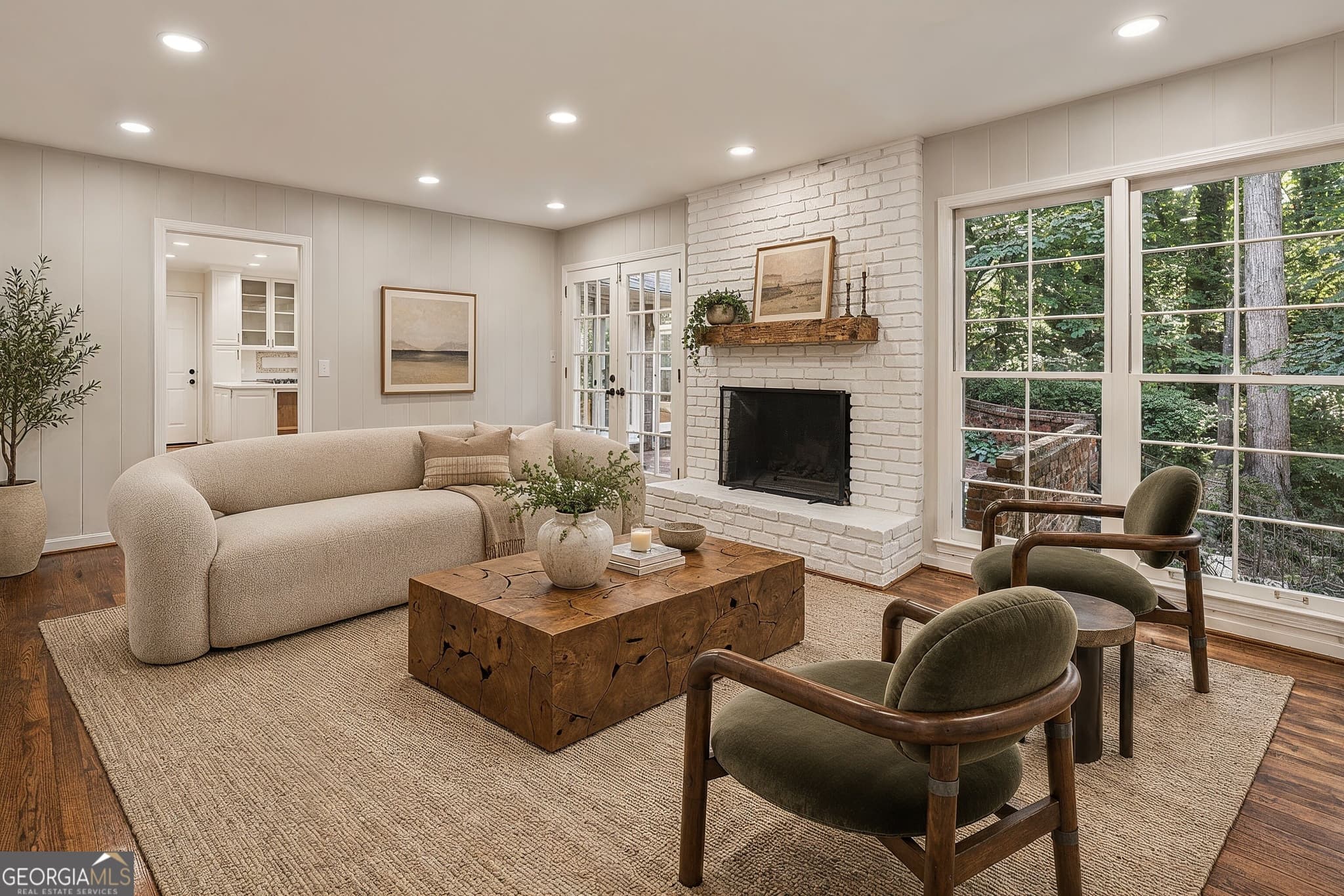 5 bedroom, 3 bathroom, 2,106 sq ft single family residence for rent at 4601 Club Circle, Atlanta, GA 30319 for $5,875 a month — photo 6