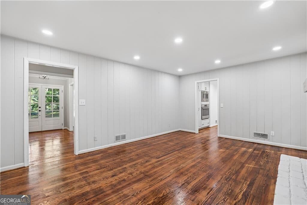 5 bedroom, 3 bathroom, 2,106 sq ft single family residence for rent at 4601 Club Circle, Atlanta, GA 30319 for $5,875 a month — photo 7