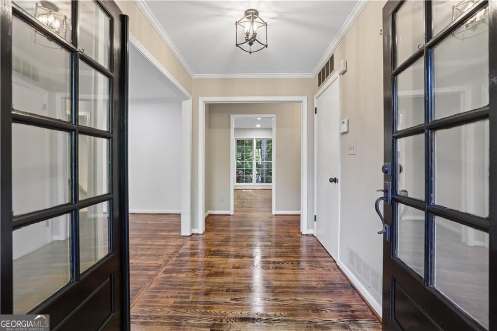 5 bedroom, 3 bathroom, 2,106 sq ft single family residence for rent at 4601 Club Circle, Atlanta, GA 30319 for $5,875 a month — photo 3