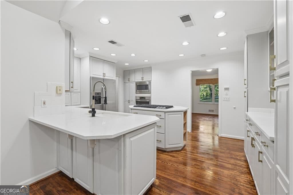 5 bedroom, 3 bathroom, 2,106 sq ft single family residence for rent at 4601 Club Circle, Atlanta, GA 30319 for $5,875 a month — photo 9