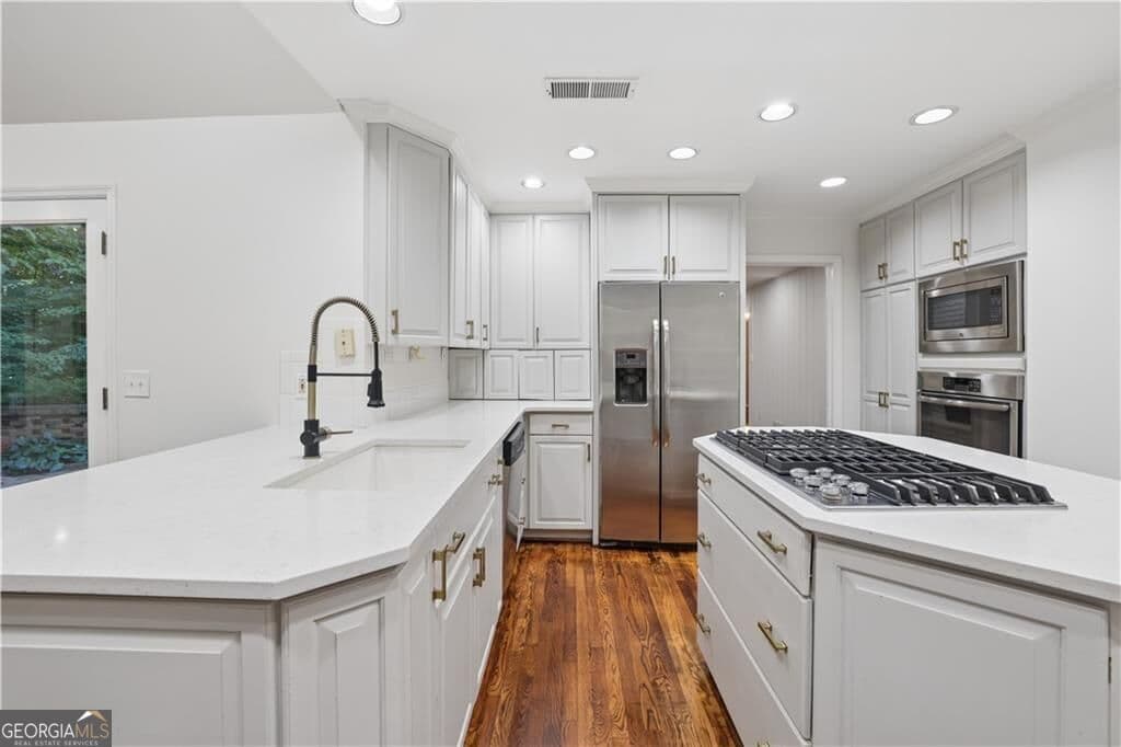 5 bedroom, 3 bathroom, 2,106 sq ft single family residence for rent at 4601 Club Circle, Atlanta, GA 30319 for $5,875 a month — photo 10