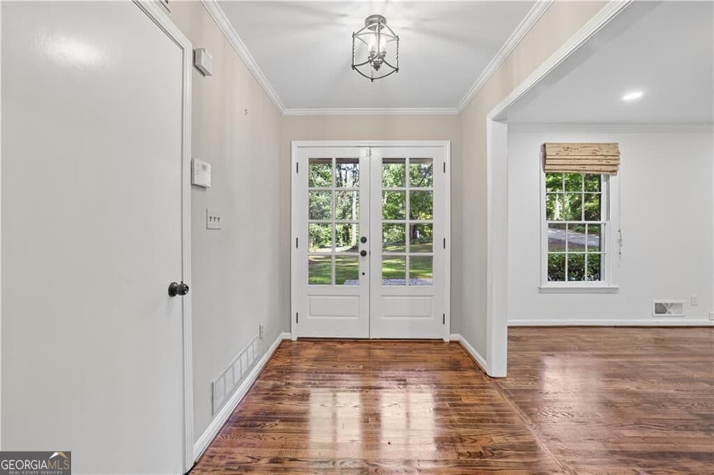 5 bedroom, 3 bathroom, 2,106 sq ft single family residence for rent at 4601 Club Circle, Atlanta, GA 30319 for $5,875 a month — photo 4
