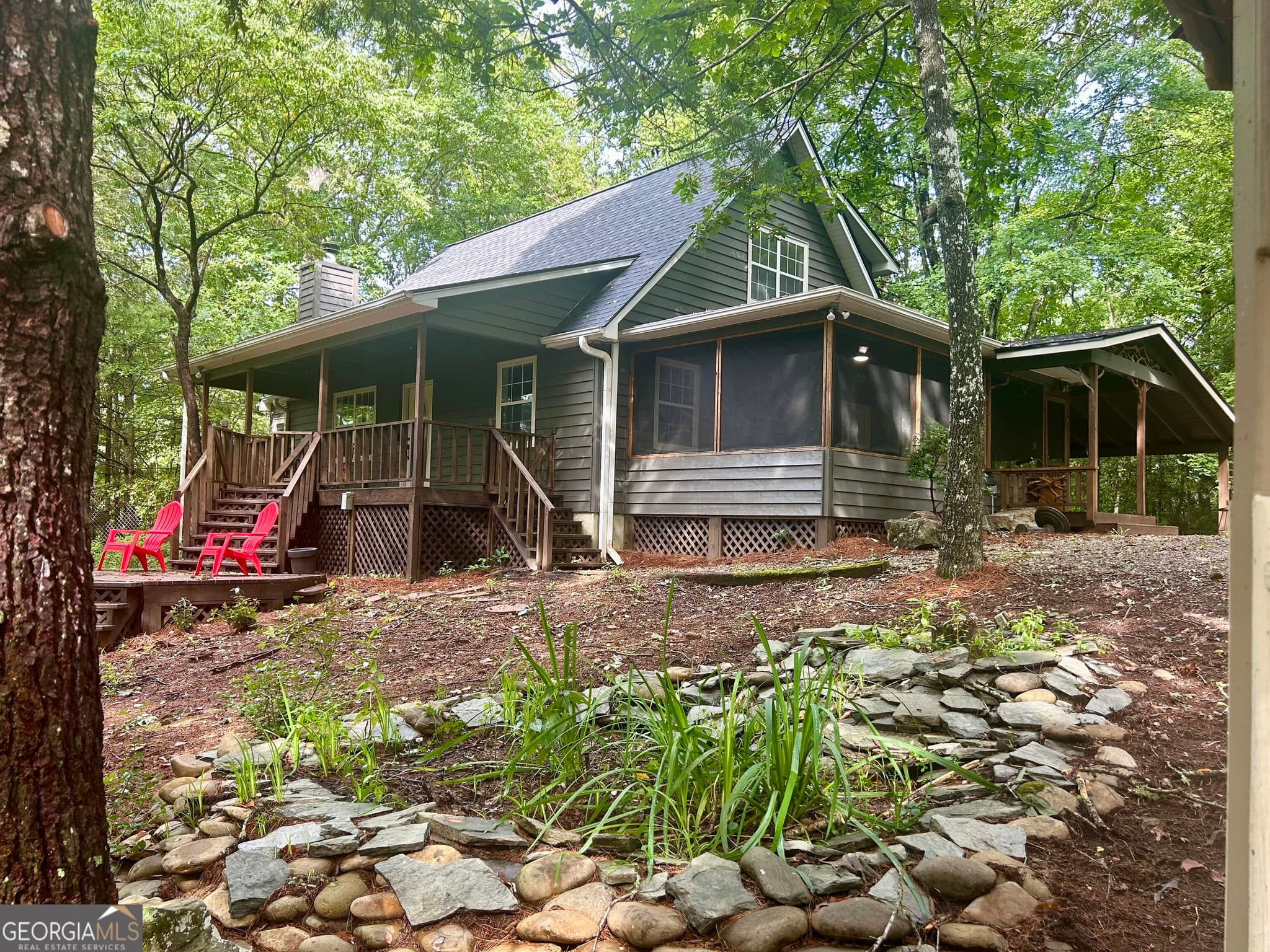 2 bedroom, 2 bathroom, 1,770 sq ft cabin,single family residence under contract at 169 Autumn Lane, Blairsville, GA 30512