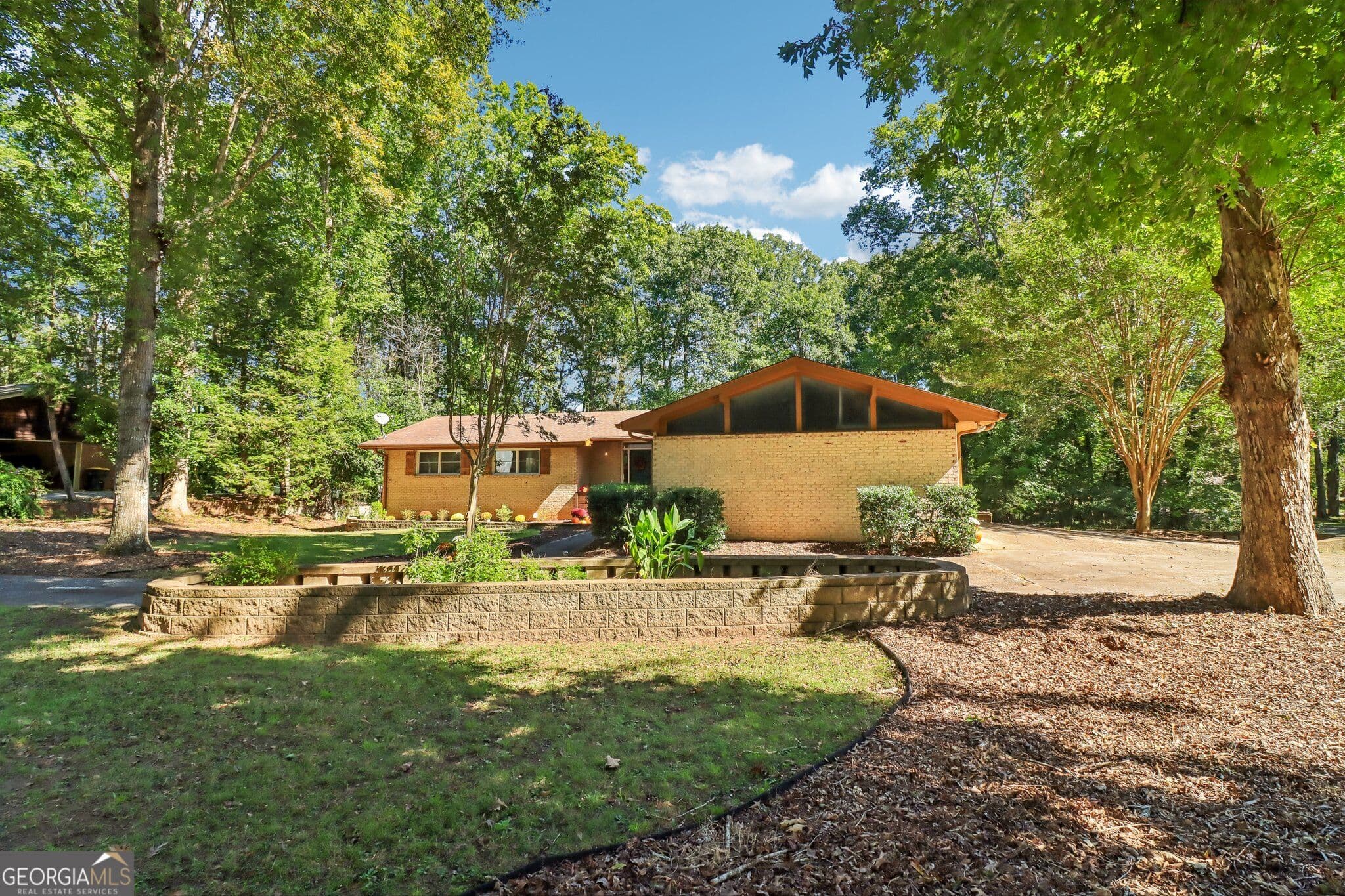 5 bedroom, 3 bathroom, 3,226 sq ft single family residence for sale at 16 Perthshire Drive, Peachtree City, GA 30269 — photo 3
