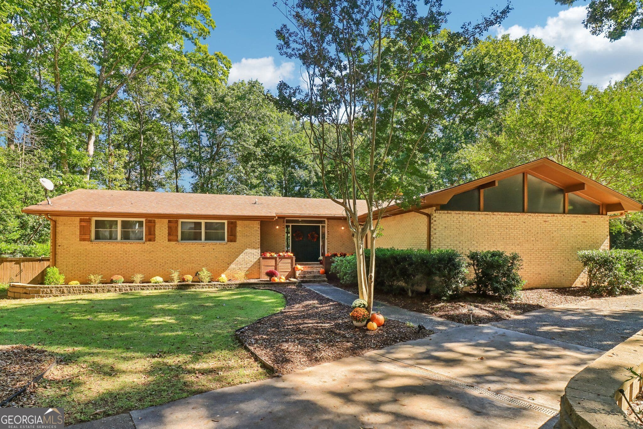 5 bedroom, 3 bathroom, 3,226 sq ft single family residence for sale at 16 Perthshire Drive, Peachtree City, GA 30269