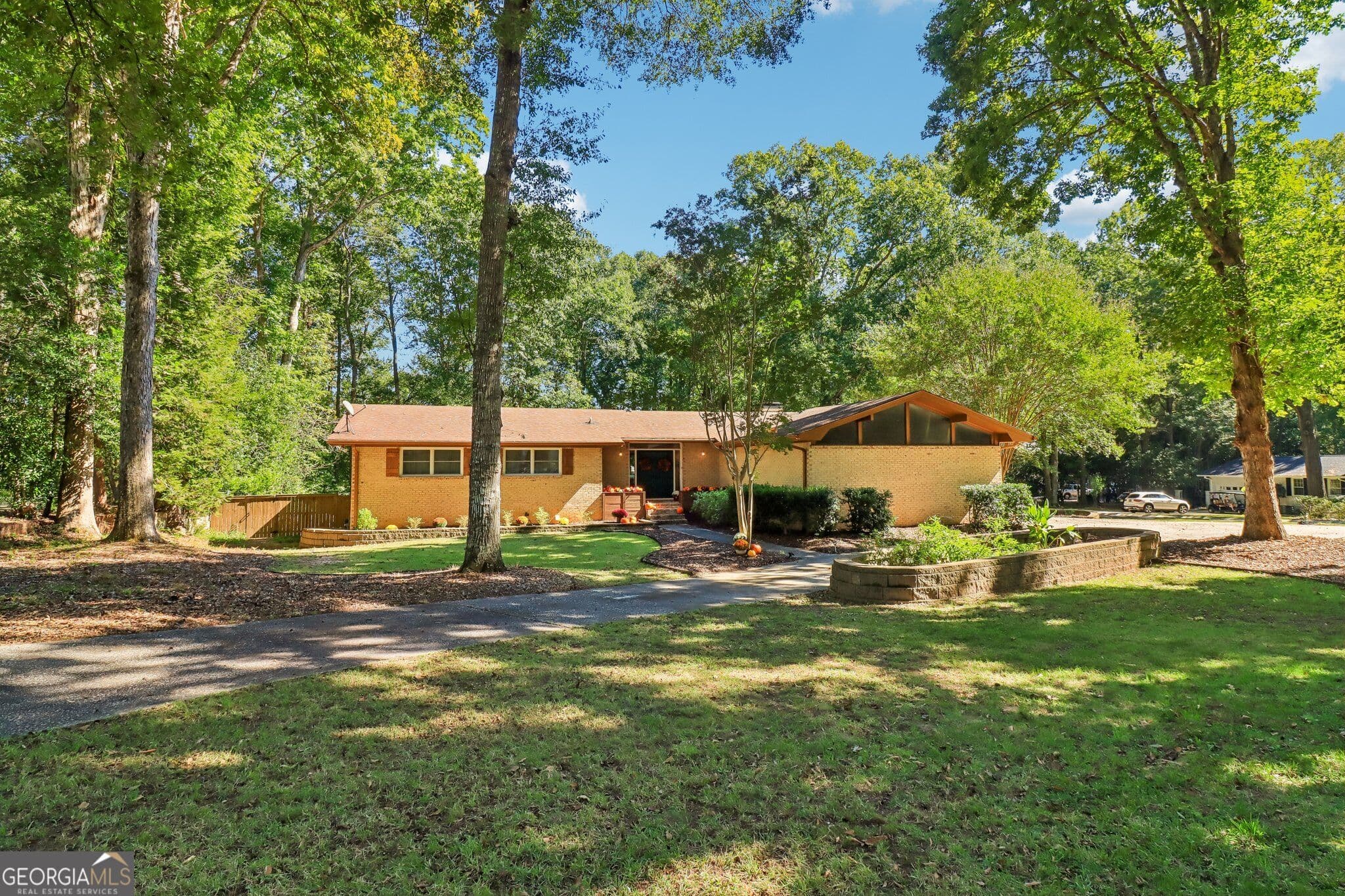 5 bedroom, 3 bathroom, 3,226 sq ft single family residence for sale at 16 Perthshire Drive, Peachtree City, GA 30269 — photo 5