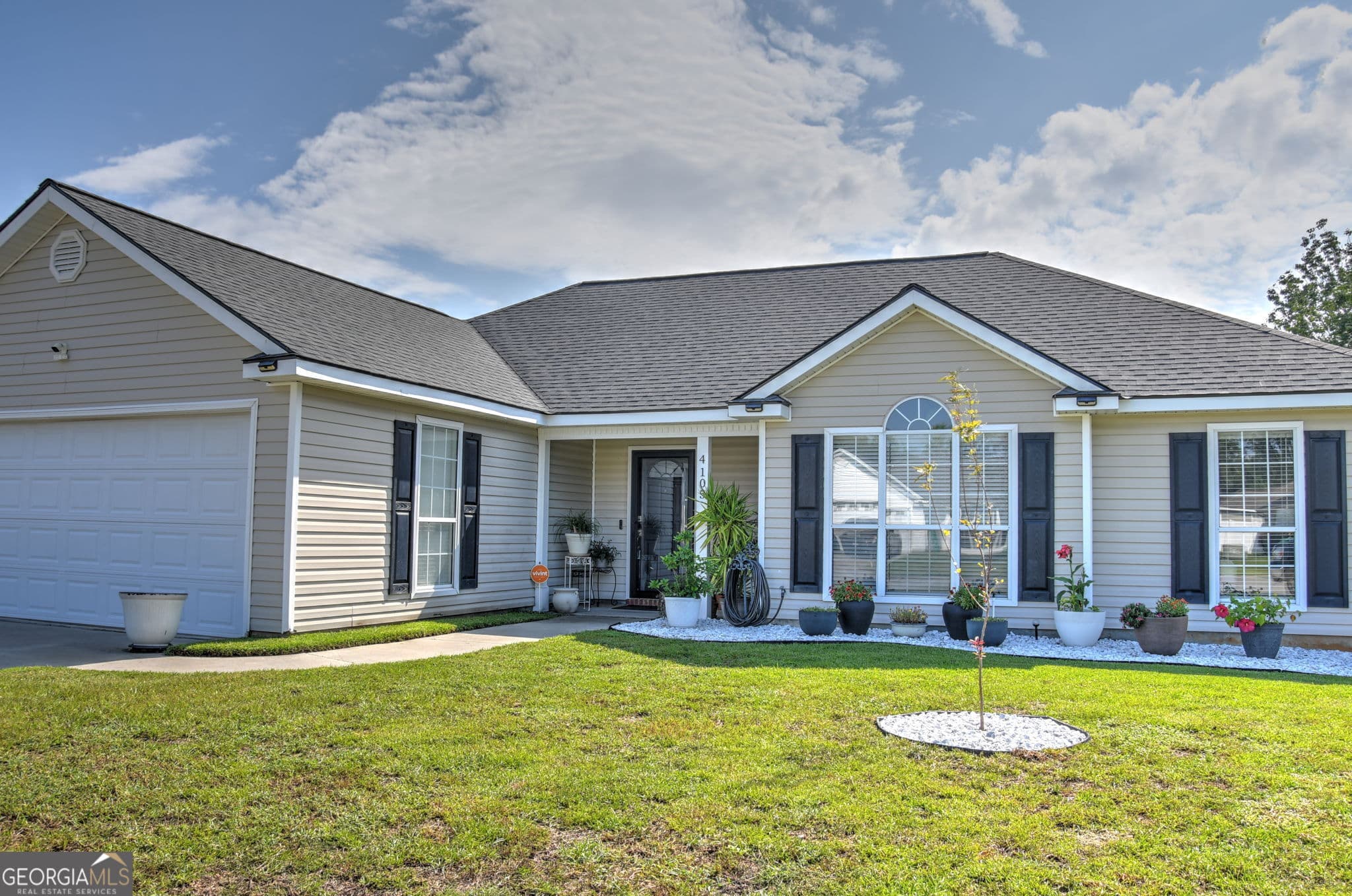 3 bedroom, 2 bathroom, 1,596 sq ft single family residence for sale at 4105 Rein Way, Valdosta, GA 31605 — photo 2