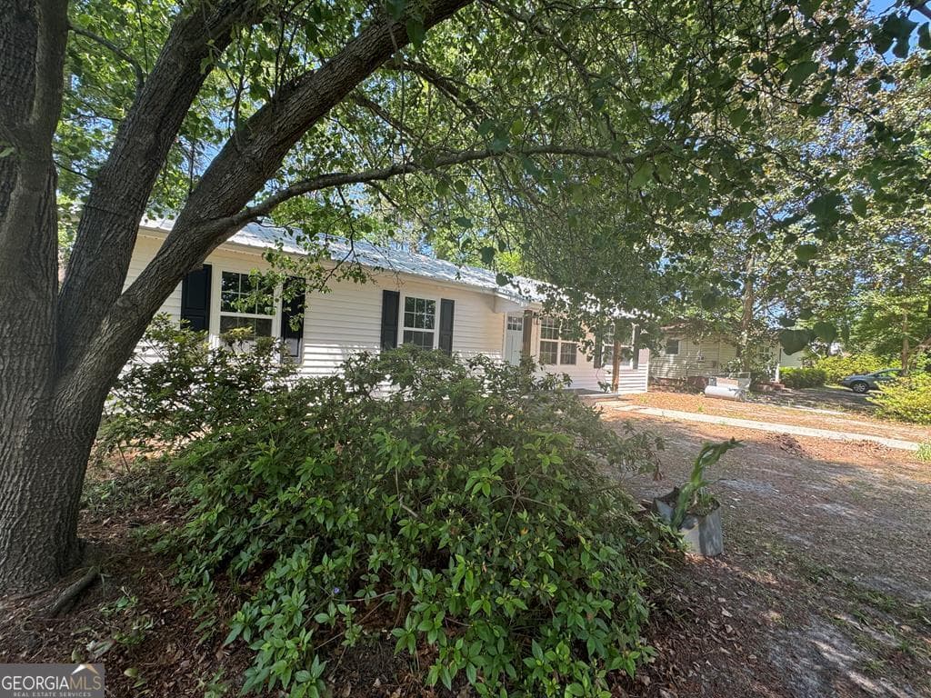 3 bedroom, 1 bathroom, 1,264 sq ft single family residence sold at 10 Grove Street, Hazlehurst, GA 31539