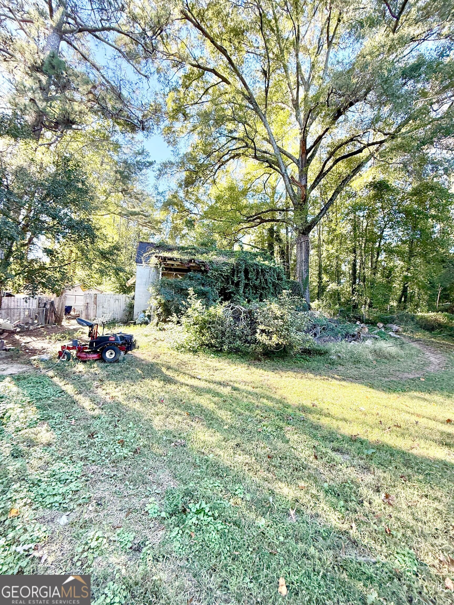 3 bedroom, 1 bathroom, 1,195 sq ft single family residence for sale at 5596 Lakeside Drive, Union City, GA 30291 — photo 2