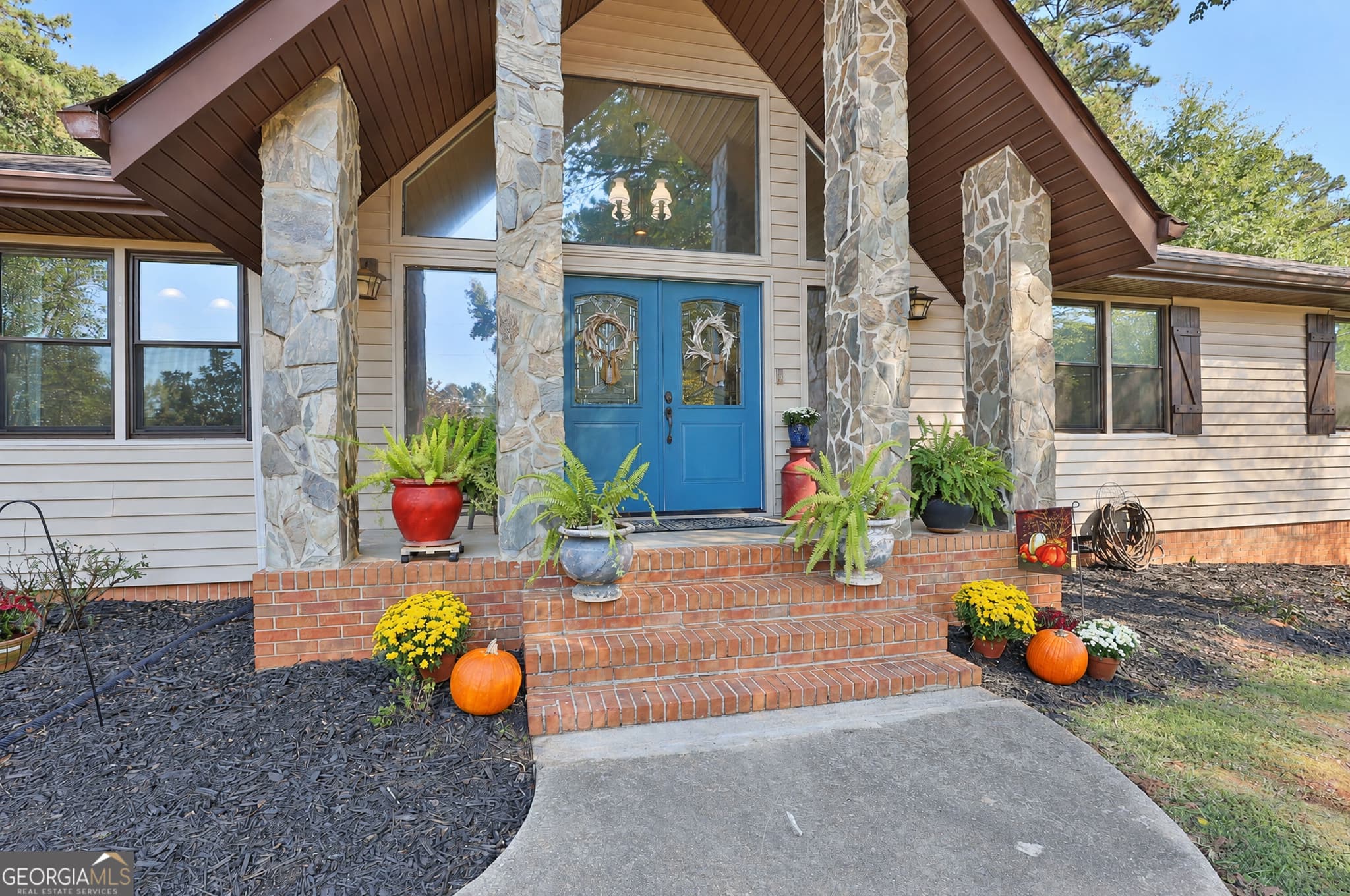 3 bedroom, 2 bathroom, 2,132 sq ft single family residence for sale at 513 Avalon Drive, Fayetteville, GA 30214 — photo 2