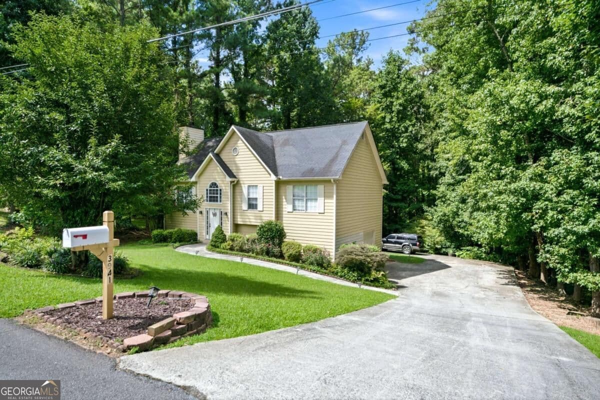5 bedroom, 3 bathroom, 2,342 sq ft single family residence for sale at 3941 Memorial Parkway, Kennesaw, GA 30152 — photo 2