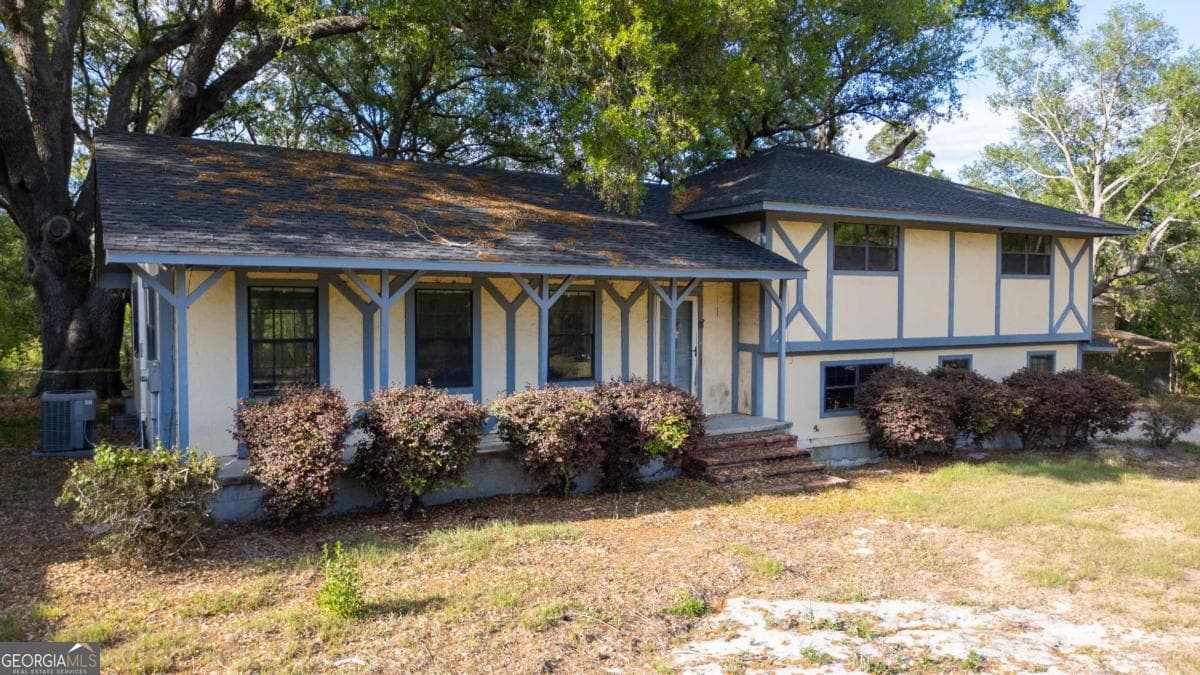 3 bedroom, 2 bathroom, 2,990 sq ft single family residence under contract at 528 Gardner Road, Baxley, GA 31513