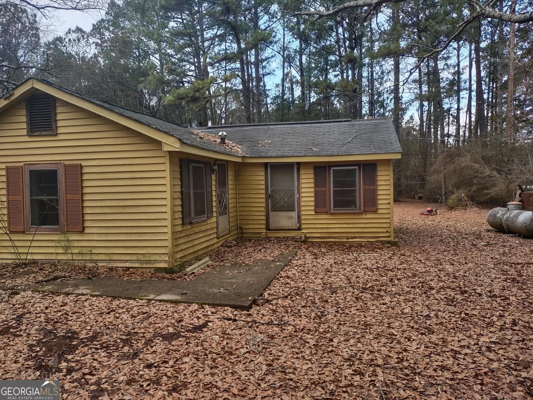 3 bedroom, 1 bathroom, 1,077 sq ft single family residence for sale at 360 NE Glenn Road, Conyers, GA 30013