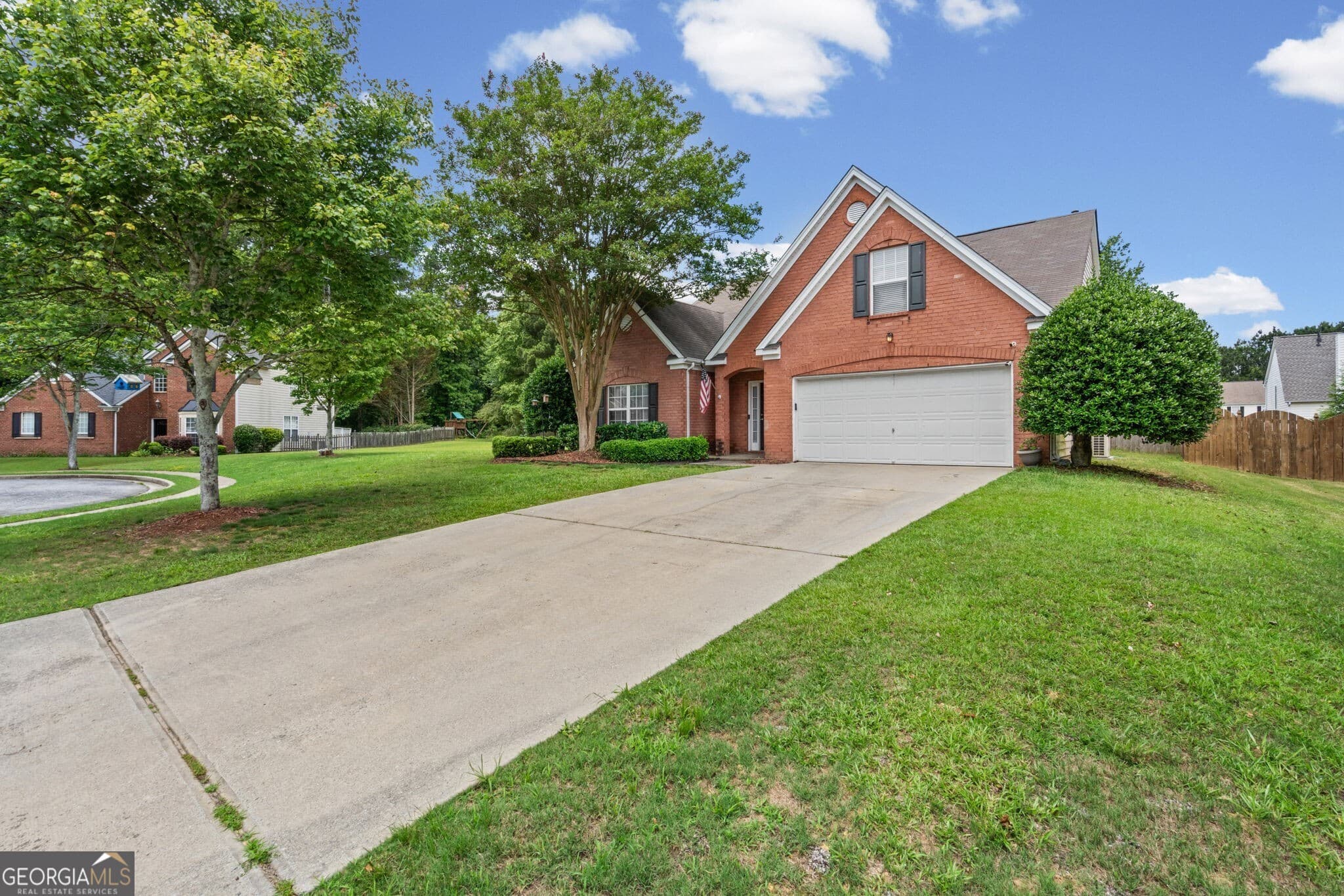 4 bedroom, 2 bathroom, 1,988 sq ft single family residence for sale at 2114 Beacon Crest Drive, Buford, GA 30519 — photo 2