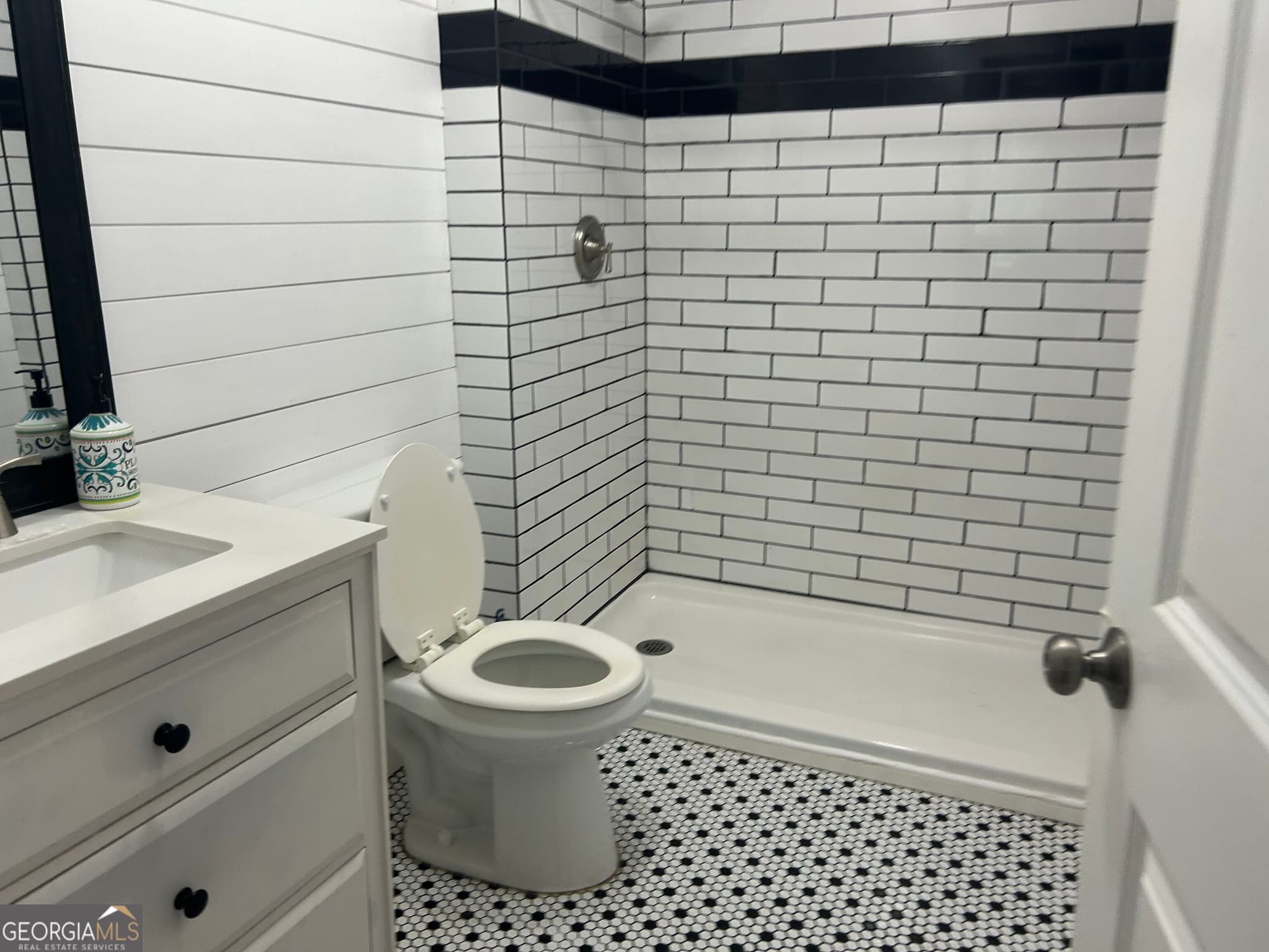 2 bedroom, 1 bathroom, 2,219 sq ft single family residence for rent at 352 N Station Street, Tate, GA 30177 for $1,700 a month — photo 3