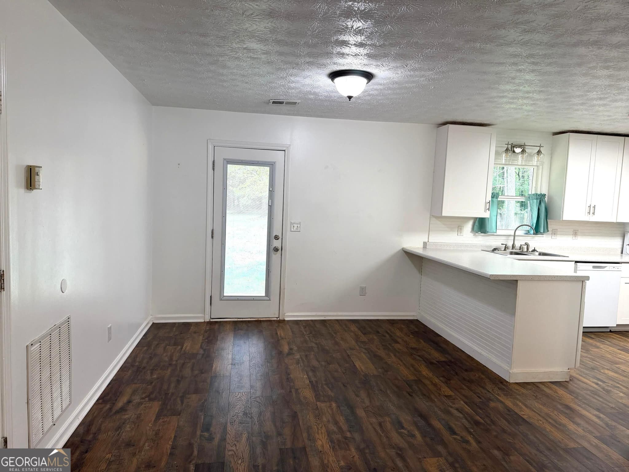 4 bedroom, 2 bathroom, 2,160 sq ft single family residence for sale at 292 Cypress Circle, Carrollton, GA 30116 — photo 5