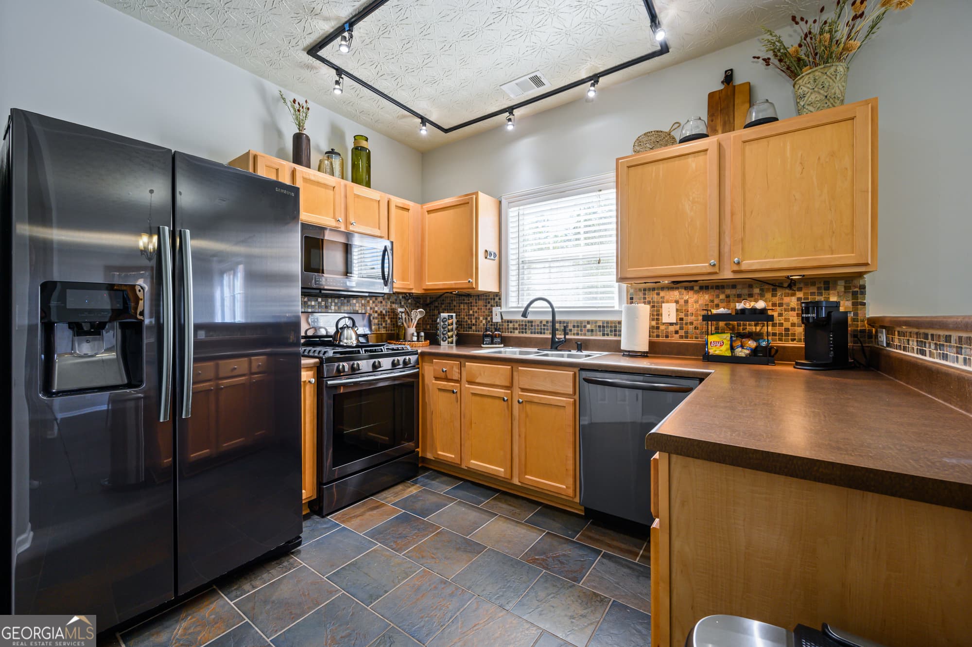 3 bedroom, 2.5 bathroom single family residence for rent at 1431 Bay Overlook Drive, Woodstock, GA 30188 for $4,796 a month — photo 7