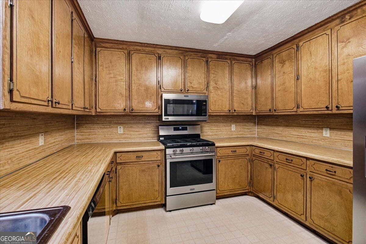 4 bedroom, 3.5 bathroom, 2,365 sq ft single family residence for sale at 1151 Rocky Road, Lawrenceville, GA 30044 — photo 7