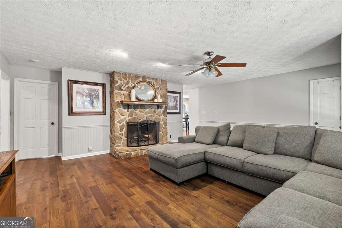 4 bedroom, 2 bathroom, 2,118 sq ft single family residence for sale at 1820 Commonwealth Avenue, Cumming, GA 30041 — photo 7