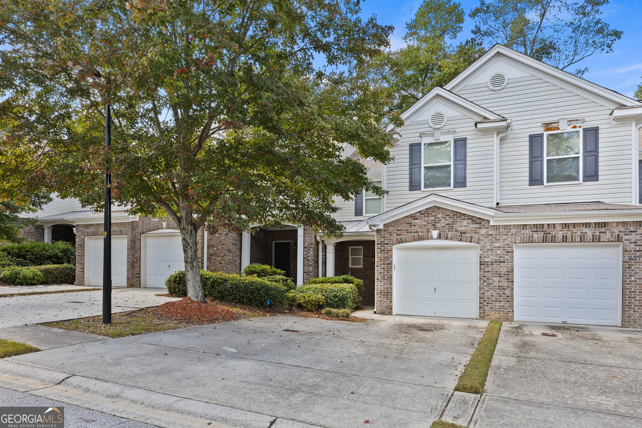 3 bedroom, 2.5 bathroom, 1,573 sq ft townhouse for sale at 125 Ellis Drive, Conyers, GA 30012 — photo 2