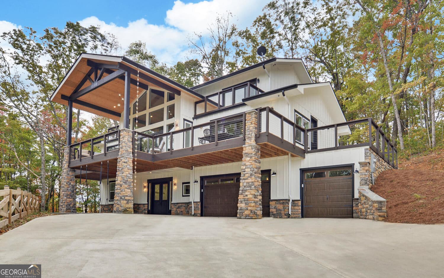 5 bedroom, 4.5 bathroom, 4,550 sq ft single family residence for sale at 333 Favor Lane, Rabun Gap, GA 30568 — photo 2