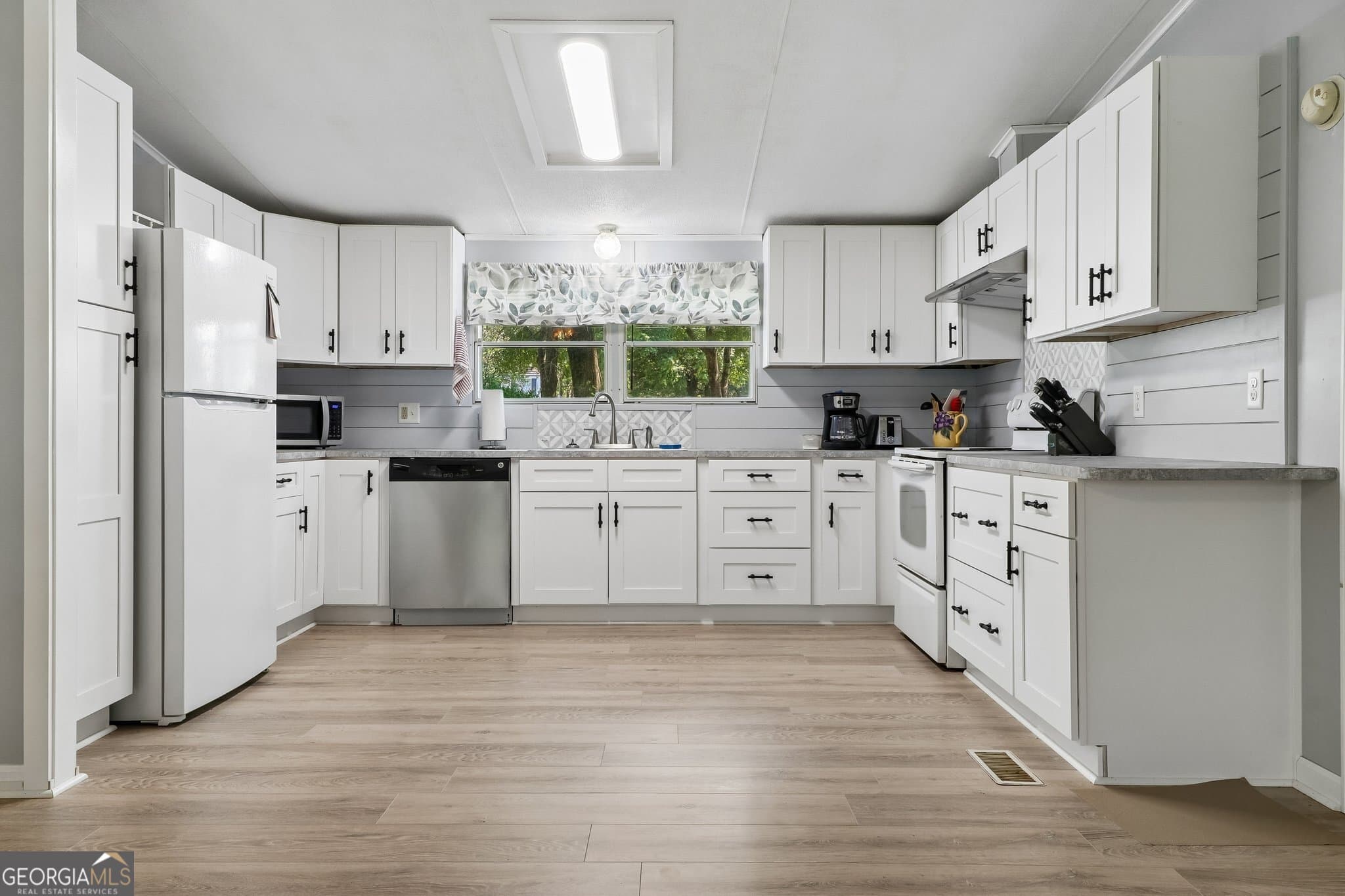 4 bedroom, 2 bathroom, 1,960 sq ft manufactured home,single family residence for sale at 124 Edgewater Drive, Bloomingdale, GA 31302 — photo 9