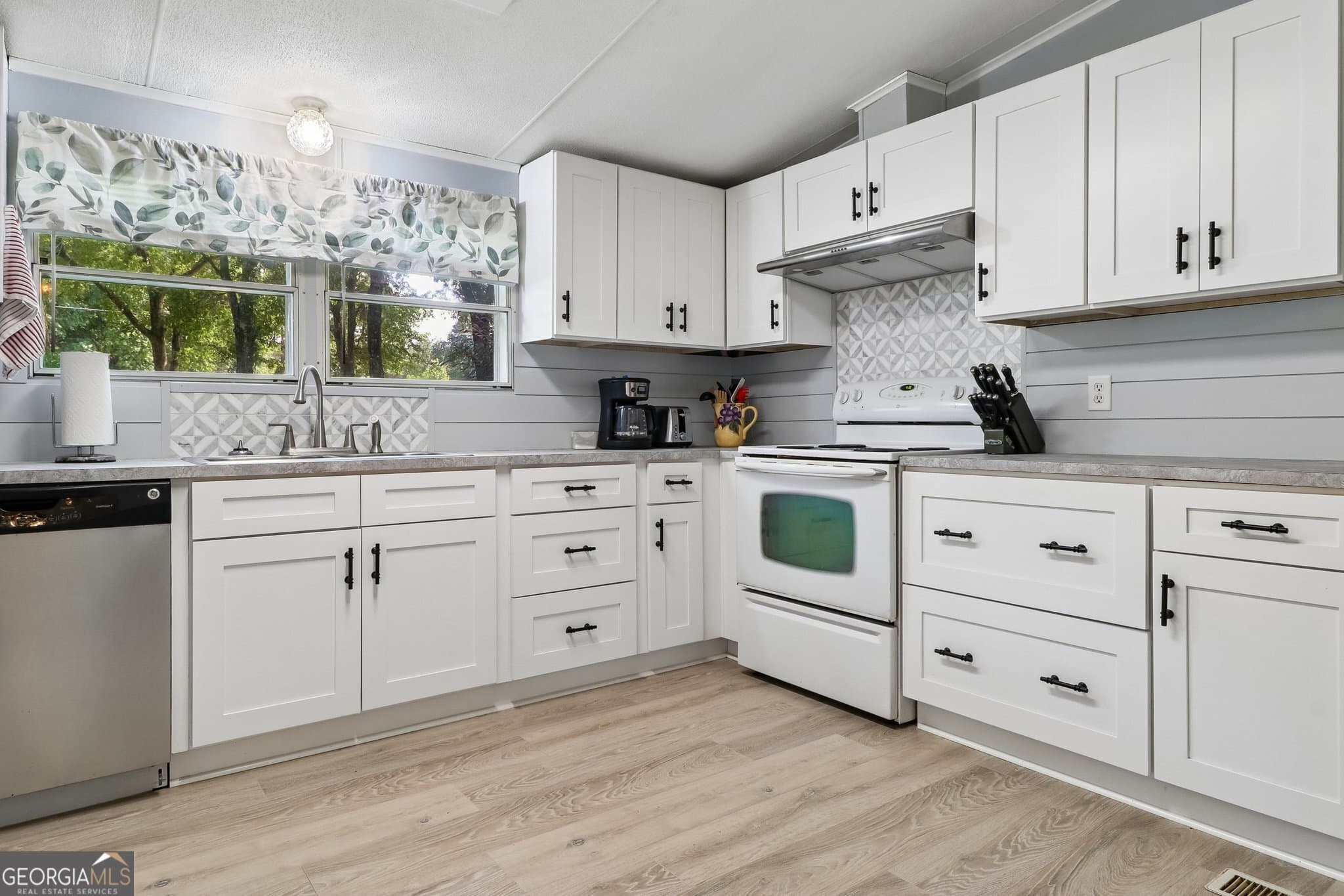 4 bedroom, 2 bathroom, 1,960 sq ft manufactured home,single family residence for sale at 124 Edgewater Drive, Bloomingdale, GA 31302 — photo 10