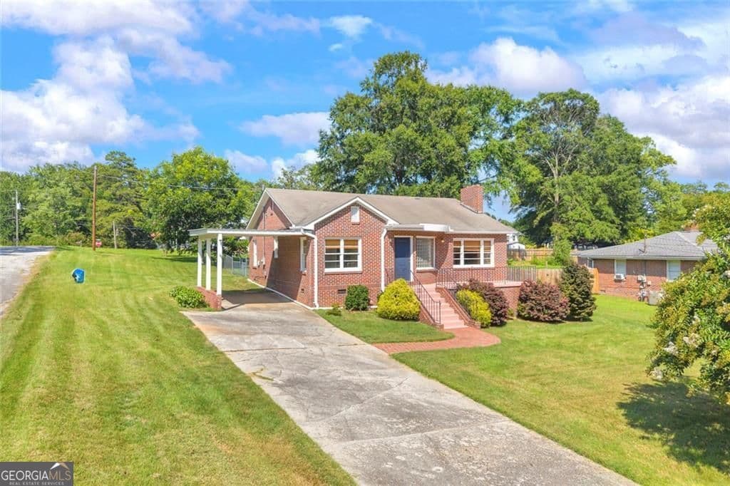 2 bedroom, 1 bathroom, 1,250 sq ft single family residence for sale at 142 Ola Street, Toccoa, GA 30577 — photo 2