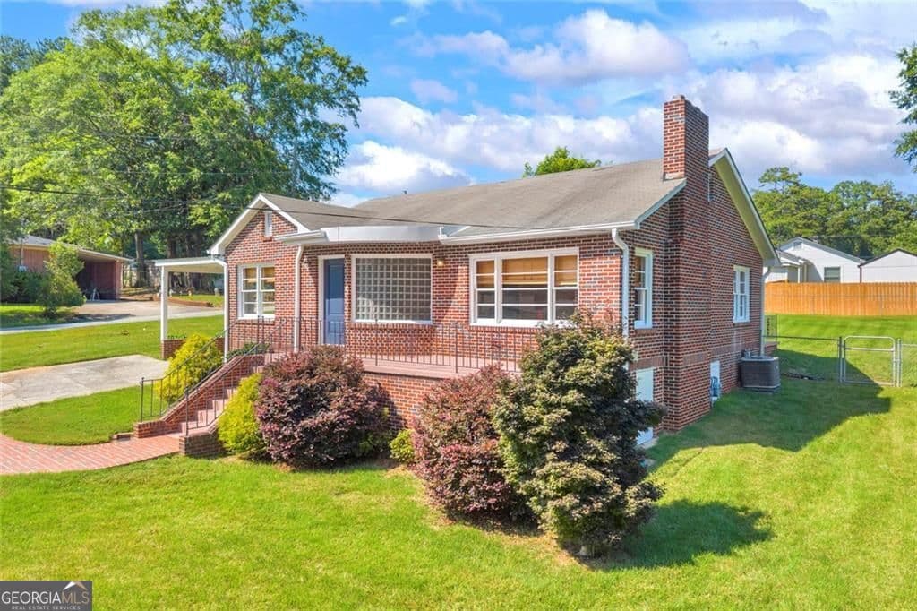 2 bedroom, 1 bathroom, 1,250 sq ft single family residence for sale at 142 Ola Street, Toccoa, GA 30577 — photo 3