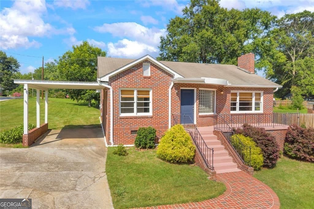 2 bedroom, 1 bathroom, 1,250 sq ft single family residence for sale at 142 Ola Street, Toccoa, GA 30577 — photo 1 of 46