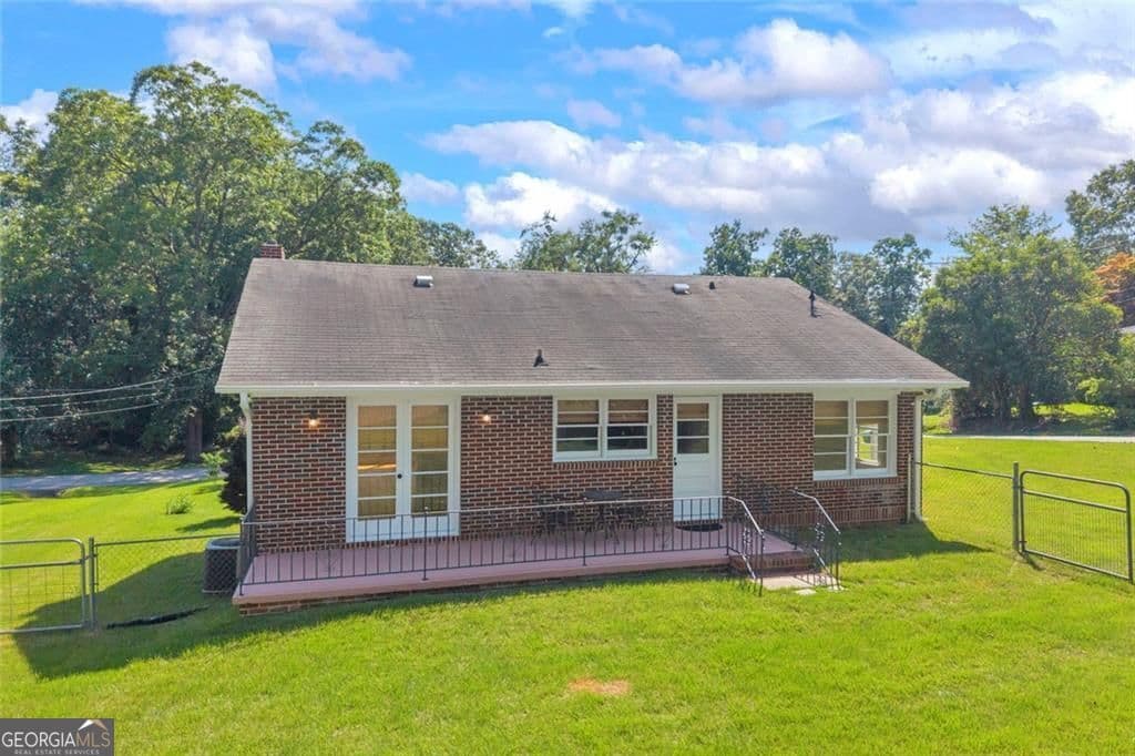 2 bedroom, 1 bathroom, 1,250 sq ft single family residence for sale at 142 Ola Street, Toccoa, GA 30577 — photo 5