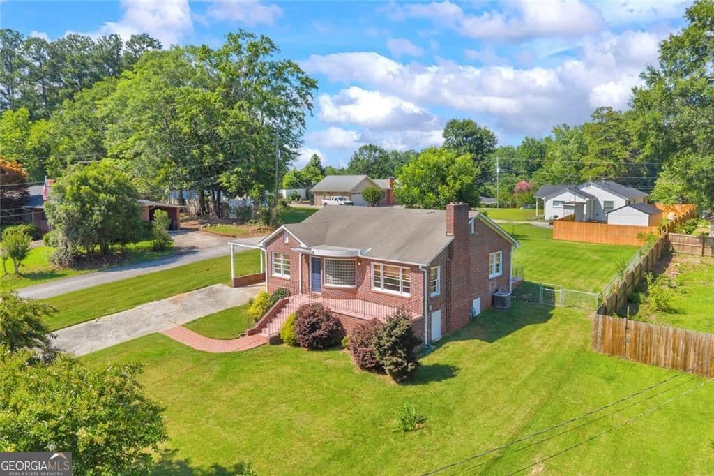 2 bedroom, 1 bathroom, 1,250 sq ft single family residence for sale at 142 Ola Street, Toccoa, GA 30577 — photo 4