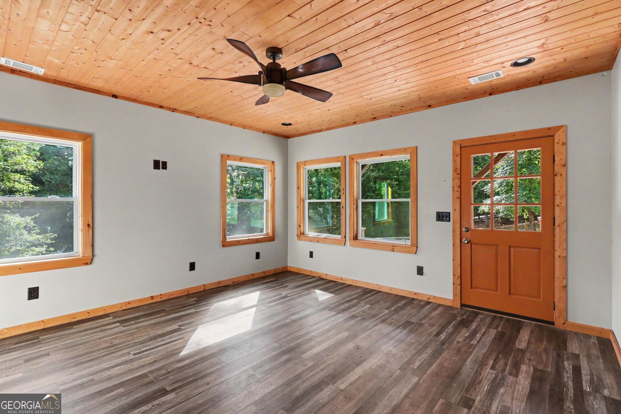 3 bedroom, 3 bathroom, 2,093 sq ft cabin,single family residence for sale at 28 Francis Way, Ellijay, GA 30540 — photo 7