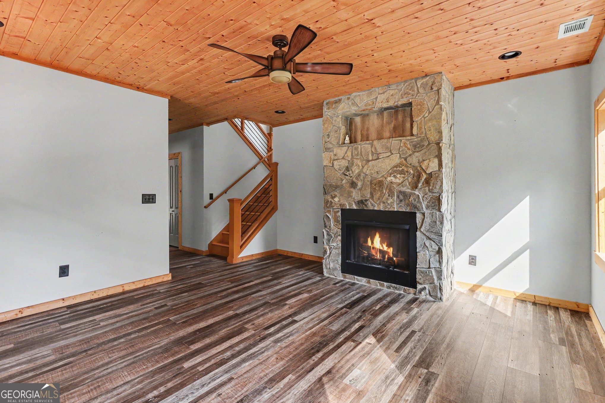 3 bedroom, 3 bathroom, 2,093 sq ft cabin,single family residence for sale at 28 Francis Way, Ellijay, GA 30540 — photo 5