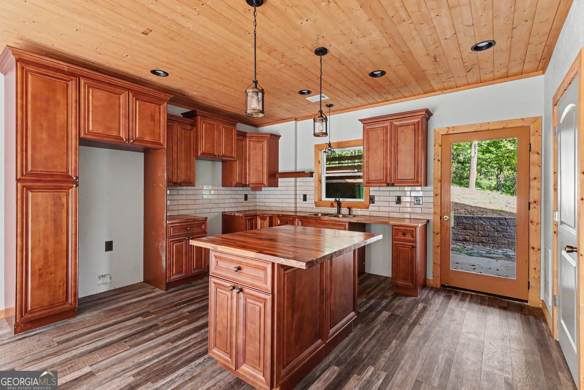3 bedroom, 3 bathroom, 2,093 sq ft cabin,single family residence for sale at 28 Francis Way, Ellijay, GA 30540 — photo 9