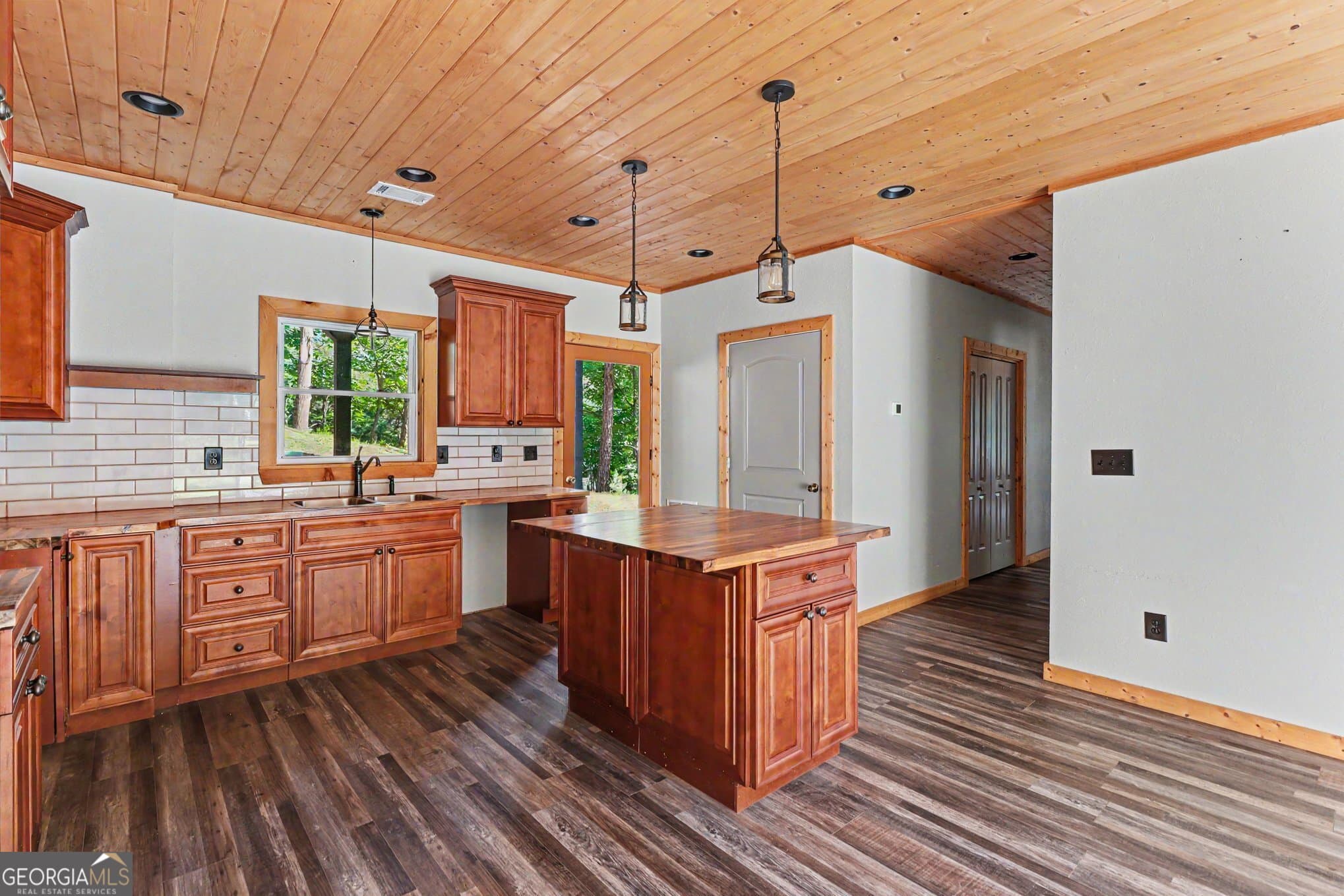 3 bedroom, 3 bathroom, 2,093 sq ft cabin,single family residence for sale at 28 Francis Way, Ellijay, GA 30540 — photo 10