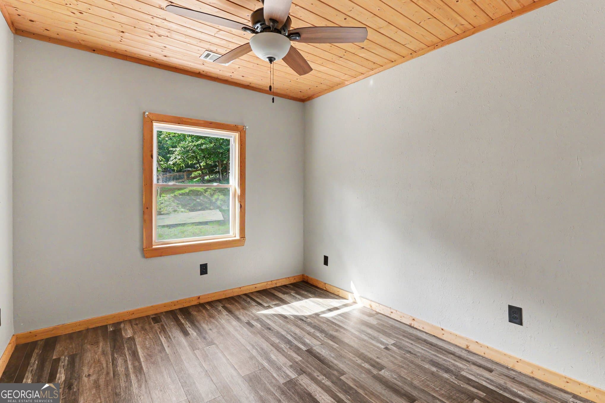 3 bedroom, 3 bathroom, 2,093 sq ft cabin,single family residence for sale at 28 Francis Way, Ellijay, GA 30540 — photo 8